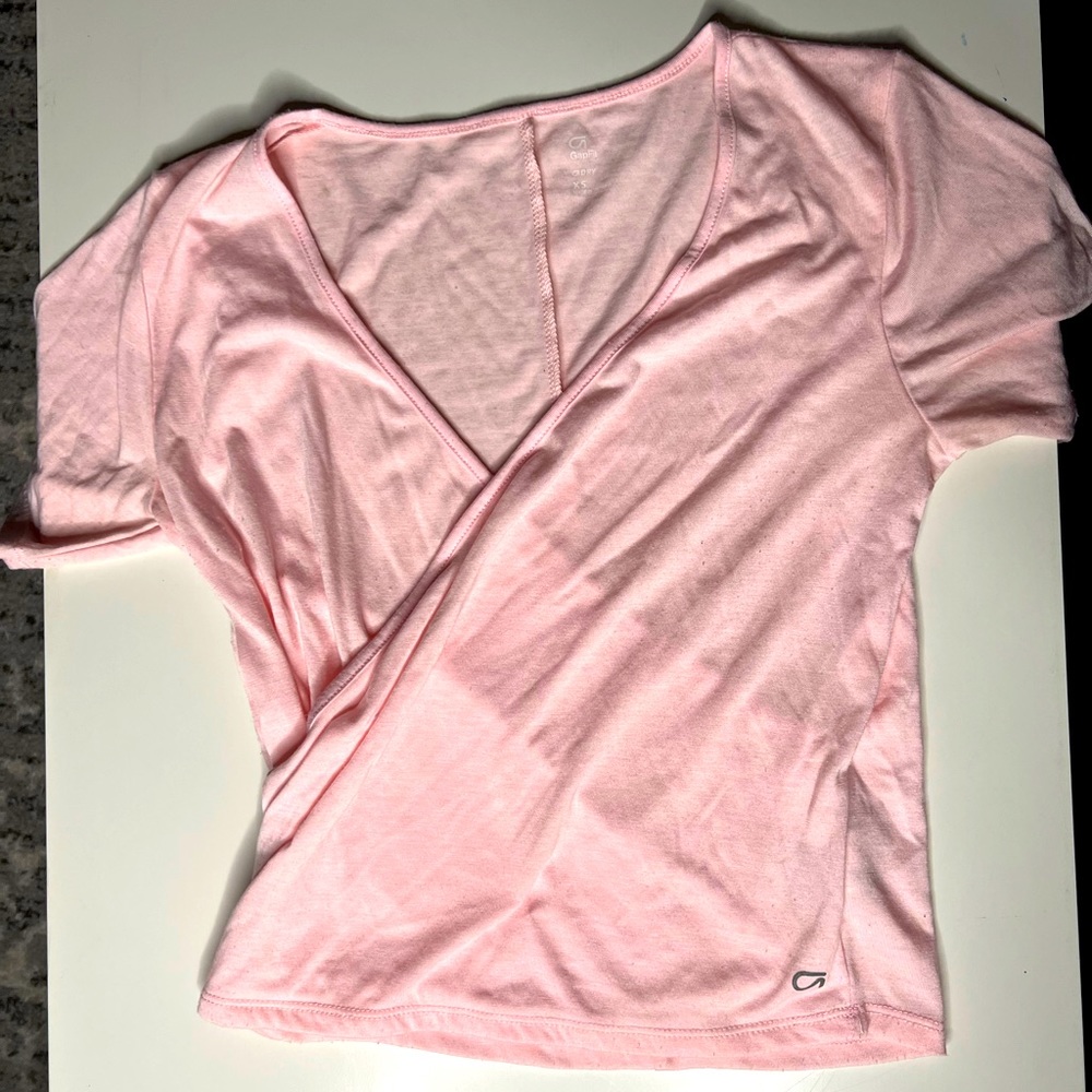 A bundle of gap fit tops, size extra small and small